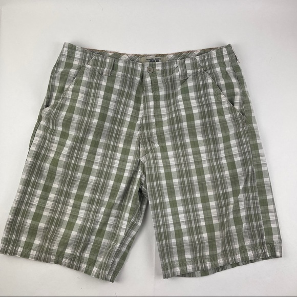 Wrangler Jeans Shorts Mens 36 Green White Plaid Flat Front Pockets - Picture 1 of 9